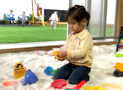 niña jugando en patio del nido